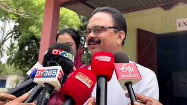 মাটিয়া: পাহাৰসিংপাৰা ভোট গ্ৰহণ কেন্দ্ৰত ভোটাধিকাৰ সাব্যস্ত কৰে কংগ্ৰেছৰ প্ৰাৰ্থী একে ৰছিদ আলমে