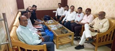 ईसीआरकेयू महामंत्री का धनबाद दौरा, रेल अधिकारियों से की वार्ता
धनबाद में ईस्ट सेंट्रल रेलवे कर्मचारी यूनियन (ईसीआरकेयू)...