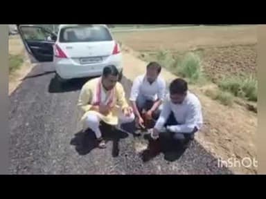 #छाता क्षेत्र के ग्राम कमई में बनी डाबर की सड़क लगी उखड़ने सड़क देखने पहुंचे नरदेव चौधरी