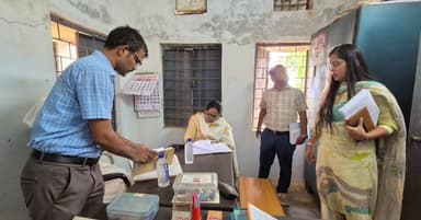 पशु चिकित्सालय खड़गांव पहुंचीं कलेक्टर श्रीमती तुलिका प्रजापति , अनुपस्थित डॉक्टर पर कार्रवाई के दिए निर्देश।
- फार्मास...