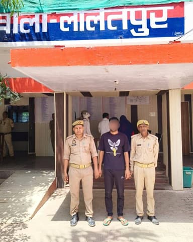 #SPLalitpur @IPSMdMustaque के निर्देशन में जनपद में अपराध एवं अपराधियों के विरूद्ध चलाये जा रहे अभियान के क्रंम में थाना...