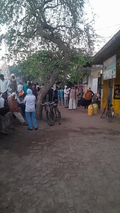 पुरवा मे गैस की कमी है रात 30:00am
बजे से लगे है लाइनो मे