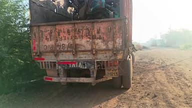 चोरी हुआ एक्सीडेंट के वाहन रात में रखे जाते हैं जो रहवासी एरिया है जगदीश परिसर खजुरी बाईपास लिटिल चैंप स्कूल के पीछे।