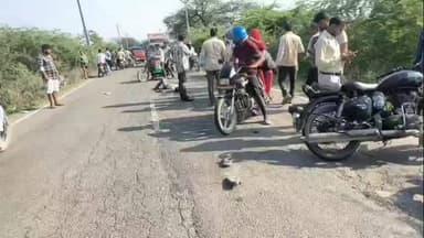 हसनपुर: छोटा पशु से बचने के प्रयास में दो बाइक और ई-रिक्शा की भिड़ंत, एक की हुई मौत, परिवार में मचा कोहराम