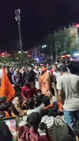 अलवर: अलवर में गोवंश के अवशेष मिलने से बवाल, जाम के बाद थाने पर प्रदर्शन, गिरफ्तारी की मांग, शनिवार को होप सर्कस पर बुलाई सभा