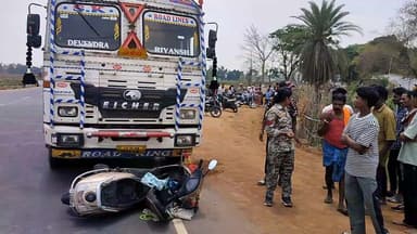 कोंडागांव: कोंडागांव बाईपास पलारी चौक में धान से लदे ट्रक ने स्कूटर को कुचला, हादसे में प्रधान आरक्षक और ग्रामीण की हुई मौत