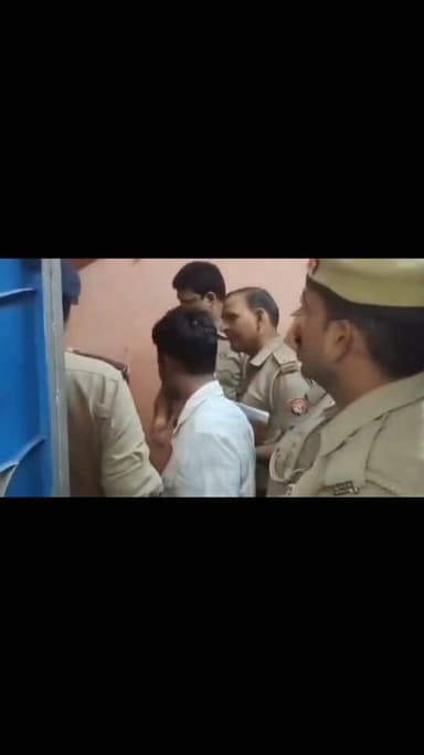 #बदायूं
➡मासूम बच्ची के साथ दरिंदगी का आरोप
➡मौके पर भारी तादाद में पुलिस फोर्स पहुंची
➡पुलिस ने आरोपी की पहचान में लगा...