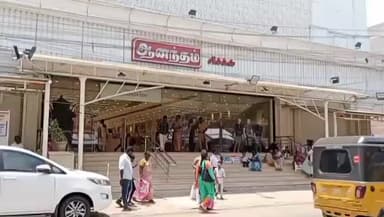 புதுக்கோட்டை: மேல ராஜ வீதியில் இயங்கும் பிரபல தனியார் ஜவுளிக்கடையில் வருமான வரி துறையினர் 2 மணி நேரமாக சோதனை வரியை செய்ததாக புகார் வந்ததையடுத்து நடவடிக்கை