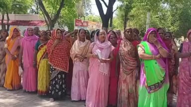 उरई: उरई कलेक्ट्रेट परिसर में गुलाबी जिरोली सेवा की महिलाओं ने स्मार्ट मीटर को लेकर किया प्रदर्शन, डीएम को सौंपा ज्ञापन