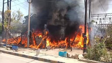 #मेरठ पीवीएस रोड डी-ब्लॉक में बिजली घर के पास लगी आग सड़क किनारे बनी जुग्गी-झोपड़ियां जलकर खाक मशक्कत कर आग पर काबू पाया...