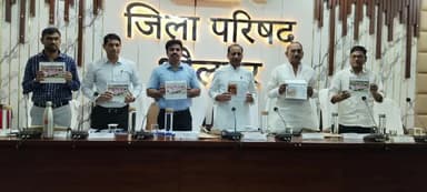 धौलपुर: प्रत्येक पात्र को कल्याणकारी योजनाओं से लाभान्वित करते हुए पेंडिंग प्रकरणों का शीघ्र निस्तारण करें- सांसद