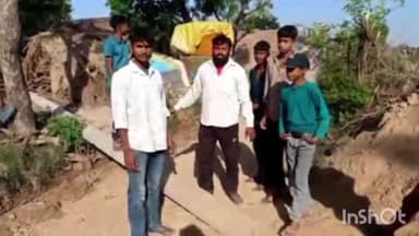 सेपउ: नुनहेरा सैंपऊ के आरी गांव में 10 दिनों से जमीन पर टूटे पड़े हैं बिजली के पोल, बिना बिजली सारे काम ठप