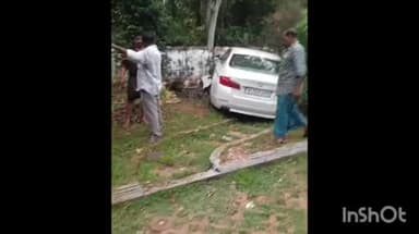 കുന്നത്തൂർ: നാലുമുക്കിന് സമീപം കാർ വീട്ടുമുറ്റത്തേക്ക് ഇടിച്ചു കയറി