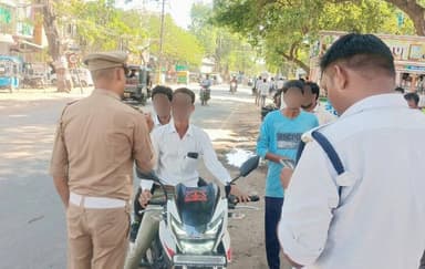 #SPLalitpur @IPSMdMustaque के निर्देशन यातायात पुलिस ललितपुर द्वारा सड़क दुर्घटनाओं में कमी लाने के उद्देश्य से दो पहिया...