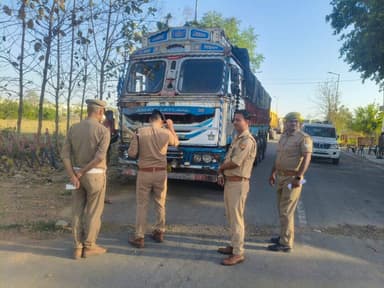 #SPLalitpur @IPSMdMustaque के निर्देशन में अवैध खनन, ओवरलोडिंग एवं अवैध परिवहन के विरुद्ध चलाए जा रहे अभियान के तहत क्षे...