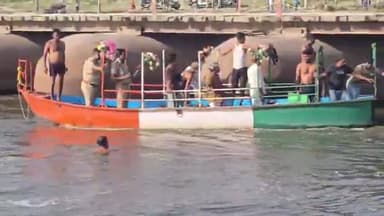 यमुना नदी वृन्दावन में बडा हादसा स्टीमर पलटने के बाद मौके पर राहत कार्य जारी