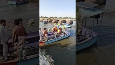 #मथुरा नाव हादसे में 10 लोगों की मौत के बाद डूबे लोगों को रेसक्यू कर निकलते गौता खोर@