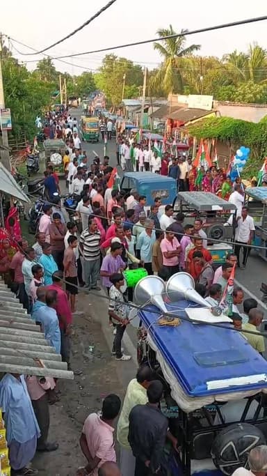 বকখালিতে তৃণমূলের পথসভা হওয়ার আগেই ক্লাব ঘর বাসস্ট্যান্ডে বর্ণাঢ্য শোভাযাত্রায় তৃণমূলের কর্মীদের জোয়ার