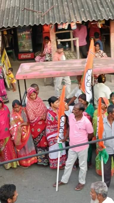 ফ্রেজারগঞ্জের ক্লাবঘর বাসস্ট্যান্ডে তৃণমূলের কর্মী সভা শুরু হওয়ার আগে বর্ণাঢ্য শোভাযাত্রা