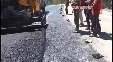 #कोटद्वार में #राष्ट्रीय राजमार्ग 534 पर #गुमखाल-सतपुली मार्ग पर हॉट मिक्स डामरीकरण तेज़ी से जारी है। इससे खराब सड़क, धू...