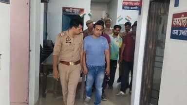 आईपीएल क्रिकेट मैच में सट्टा लगाने वाले लोगों को चिरगांव पुलिस ने पकड़ा, पुलिस ने चार मोबाइल और 650 रुपए किये बरामद #Jha...