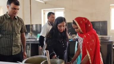 #जिला कलेक्टर अपर्णा गुप्ता ने #बहरोड़ राजकीय जिला अस्पताल परिसर में बनी श्री अपूर्णा रसोई का जायजा लिया तथा स्वयं भोजन च...