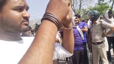 जरूआखेड़ा क्षेत्र में एक युवती की हत्या के बाद आक्रोशित परिजन, ग्रामीण और क्षेत्रवासी सड़क पर उतर आए हैं। घटना से पूरे इ...