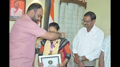ଭଦ୍ରକ ଗ୍ରାମାଞ୍ଚଳ: ଭଦ୍ରକ ଆଗରପଡା ର ଚିତ୍ର ଶିଳ୍ପୀ ନମିତା ବେହେରା ଙ୍କୁ ନୋବେଲ ୱାର୍ଲଡ଼ ରେକର୍ଡ ର ପଦକ ଓ ପ୍ରମାଣ ପତ୍ର ଦେଲେ ଭଦ୍ରକ ବିଧାୟକ