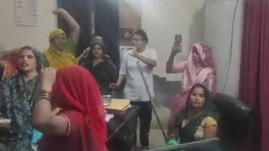 गोवर्धन: डंडा लेकर बिजली घर पहुंचीं महिलाएं, साहब की कुर्सी पर जा बैठीं, स्मार्ट मीटर के अनोखे विरोध का वीडियो वायरल