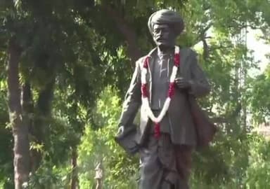 ज्योतिबा फुले जयंती पर श्रद्धांजलि देते समय पीएम मोदी और राहुल गांधी सौहार्दपूर्ण बातचीत करते हुए...
#NarendraModi #Rah...