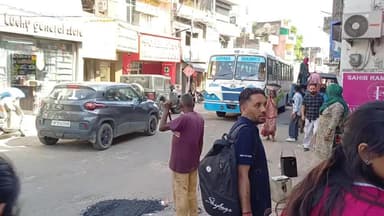 कालका: पिंजौर मेन मार्केट में पैचवर्क शुरू, व्यापारियों ने कहा- जुगाड़ नहीं, पक्की सड़क चाहिए, गड्ढों से हादसे का खतरा