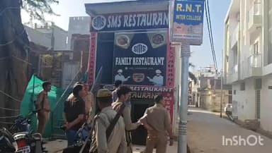 उरई: झांसी रोड स्थित एसएमएस रेस्टोरेंट की आड़ में चल रहे धंधे पर पुलिस ने की छापेमारी, आपत्तिजनक हालत में पकड़े गए