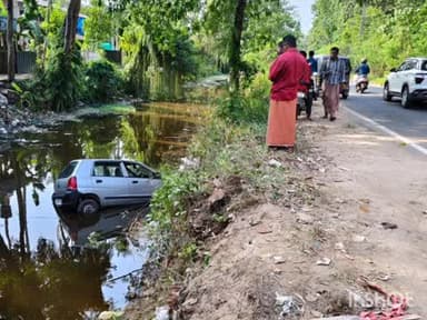 കാർത്തികപ്പള്ളി: അനന്തപുരത്ത് കാർ നിയന്ത്രണം തെറ്റി തോട്ടിലേക്ക് മറിഞ്ഞ് അപകടം