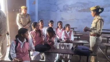 मिशन_शक्ति-5.0 अभियान के तहत थाना कोतवाली #AntiRomeoTeams द्वारा महिलाओं/बालिकाओं/छात्राओं को महिला सुरक्षा हेल्पलाइन ...