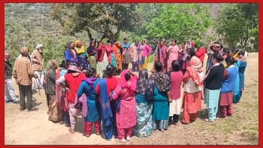 #महिला मंगल दल ने पकड़ी अवैध शराब #आग के हवाले कर शराब को किया नष्ट
#चंबा। ग्राम पंचायत जड़धार गांव में महिला मंगल दल न...