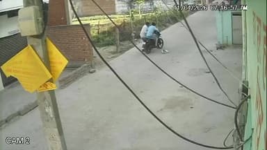 #मिर्जापुर में दिन दहाड़े वकील का लाइव मर्डर, सीसीटीवी वीडियो देखिए
सुबह टहलने के दौरान मोटरसाइकिल सवार व्यक्ति ने देसी...