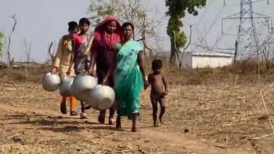 कोंडागांव: ग्राम जोबा में पानी के लिए संघर्ष जारी, नल सूखे और कुएं दूर, मजबूरी में जान जोखिम में डालकर ला रही महिलाएं पानी