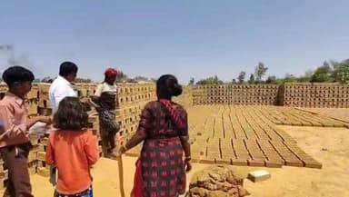 ईंट-भट्टों तक पहुंचकर डॉ. रामविलास भारती ने जगाई शिक्षा की अलख, बच्चों को बांटी किताबें
#मऊ #घोसी #शिक्षा #रामविलासभारती...