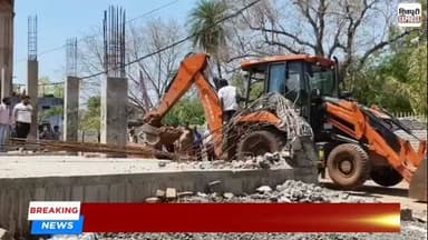 शिवपुरी में सरकारी जमीन पर बुलडोजर एक्शन, नोटिस के अगले दिन अवैध पार्किंग स्टैंड ध्वस्त || SHIVPURI NEWS EXPRESS
#shiv...