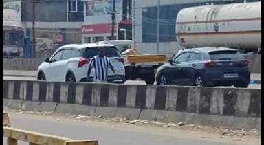 திருவள்ளூர்: மதுராவயலில் திமுக வேட்பாளருக்கு கிரேன் மூலம் ராட்சச லாலிபாப் மாலை போட்டு வரவேற்பு