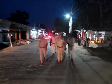 #AligarhPolice द्वारा अपराध नियंत्रण, कानून एवं सुरक्षा व्यवस्था के दृष्टिगत #पैदल_गस्त कर मुख्य मार्गों/चौराहों व संवेद...