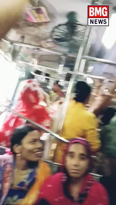 এক ভিক্ষুকের নাচের গানের তালে তাল মিলালো ট্রেনের যাত্রীরা। লোকাল ট্রেনে কি কান্ড দেখুন। সোশ্যাল মিডিয়ায় এখন ঝড়ের বেগে...