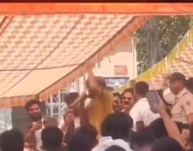 हरियाणा के सिंगर द्वारा DAV मंच पर अभद्र बोल :-
#देहरादून DAV कॉलेज के छात्रसंघ समारोह में हरियाणा के सिंगर मासूम शर्म...