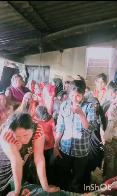 प्रयागराज के मांडा क्षेत्र के बरहा कला (बबुरा) गांव में बीती रात एक दिल दहला देने वाली घटना सामने आई है। अज्ञात आरोपियों