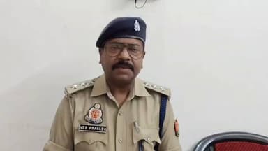 #SitapurPolice थाना सदरपुर क्षेत्रांतर्गत अज्ञात द्वारा घर के बाहर खिड़की से किये गये फॉयर में घर के अन्दर सो रहे पिता-प...