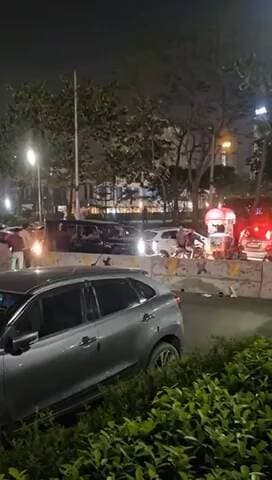 #यूपी - ग्रेटर नोएडा वेस्ट में #गौर #सिटी के पास ब्लैक थार सवार गुंडों ने जमकर उपद्रव मचाया, कई लोगों से #गाली–#गलौज की, #मारपीट