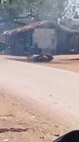 नवागढ़ क्षेत्र ग्राम झाल मे सड़क किनारे घर के बाहर अचानक बाईक पर लगी आग बाल बाल लोग घर वाले के मदद से आग पर काबू पाया