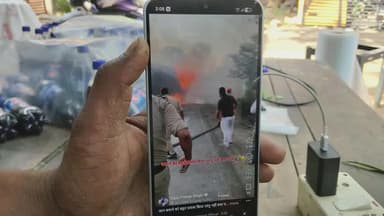 रेणुकूट में दो आमने-सामने ट्रक को टक्कर होने से आग लगी इसमें दो लोग घायल हो चुके हैं#duddhi @