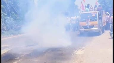 திருவள்ளூர்: பூந்தமல்லி தொகுதியில் தவெக கட்சி வேட்பாளர் பொது மக்களின் காலில் விழுந்து வாக்கு சேகரித்தார்.