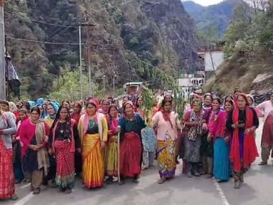 रुद्रप्रयाग: केदारघाटी में महिलाओं का अवैध शराब पर हड़कंप, प्रशासन से सख्त कार्रवाई की मांग